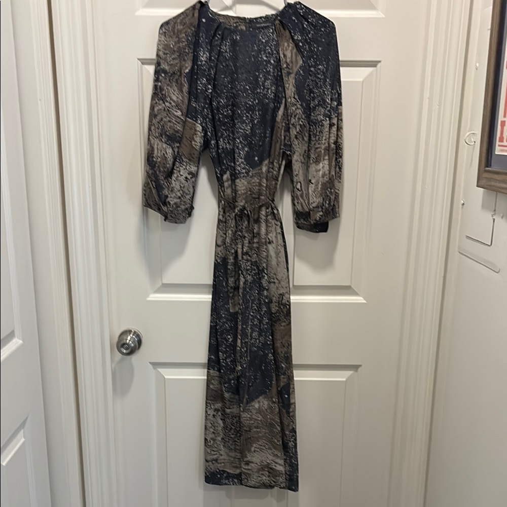 Elegant navy and gray/taupe dress with a tie and pockets! Worn once